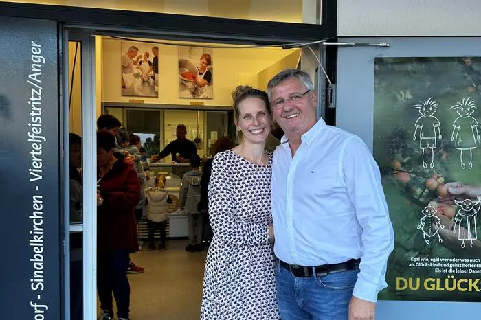 Ursula Wagner und ihr Vater Alfred Wagner luden rund 70 Gäste in die Pischelsdorfer Eisoase-Filiale ein. Dort wurde gezeigt, wie Eis hergestellt wird. 