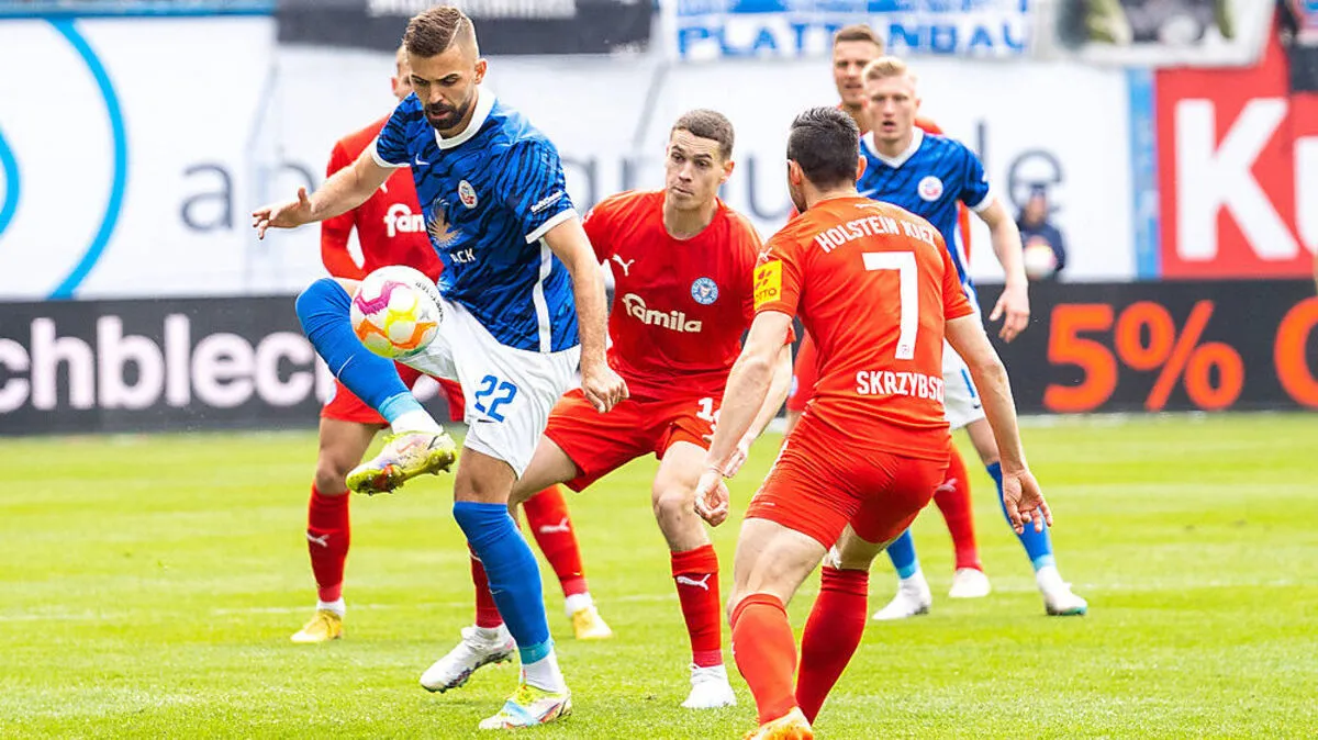 Lukas Hintersee spielte bei Rostock bis zur 79. Minute