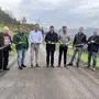 Bauleiter Thomas Duller, Bürgermeister Peter Grabner, LR Martin Gruber, Wegobmann Markus Pfeifenberger und Vizebürgermeister Lorenz Prieler mit Mitgliedern der Weggemeinschaft