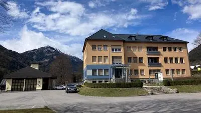 Ein großes zweistöckiges Gebäude