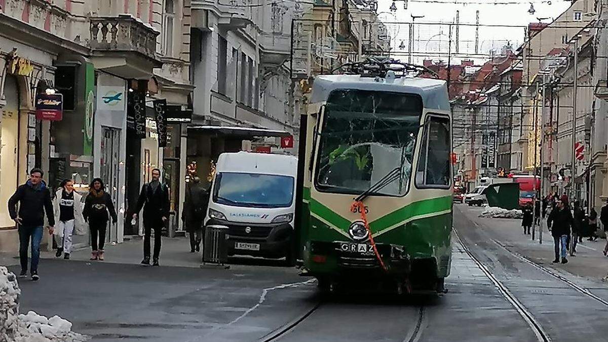 Die Fahrerkabine hat es ganz schön erwischt.