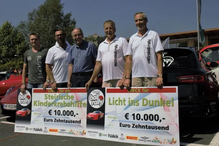 Der Bürgermeister von Riegersburg Manfred Reisenhofer (l.) und Stefan Moser von der Kinderkrebshilfe (blaues Hemd) mit den Veransteltern Peter Binder, Seppi Fuchs und Herbert Weiss (r.)