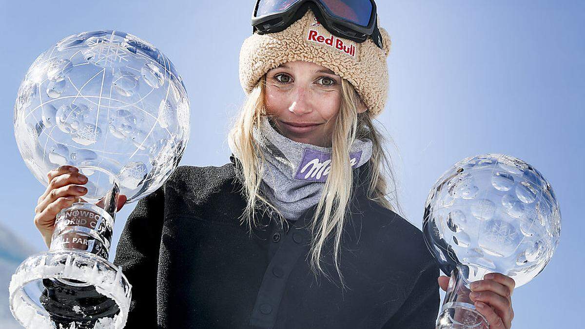 Anna Gasser darf sich zum Saisonende über zwei Kristallkugeln freuen 