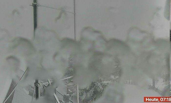 Webcam Schöckl Freitagmorgen: Durch die Regentropfen sieht man den dahinterliegenden Schnee