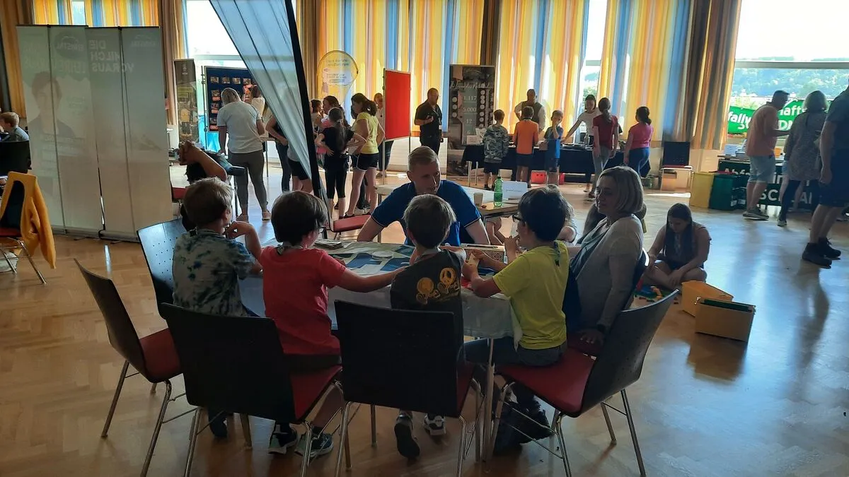 An den Stationen probierten die Kinder verschiedene Berufe aus