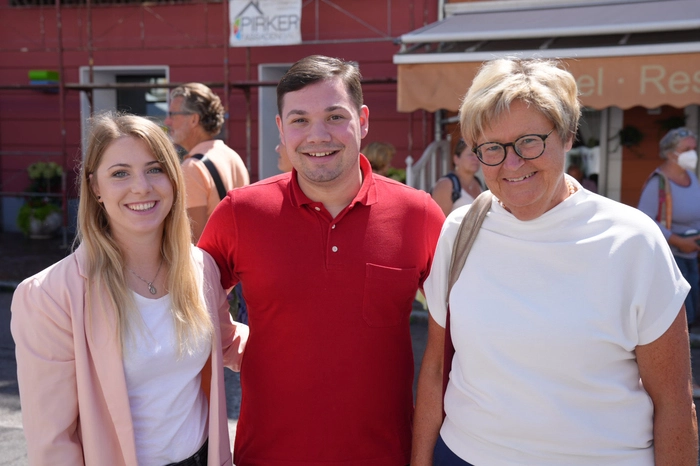 Elene Penker und Vizebürgermeister Philipp Schober gratulieren der Geschäftsführerin der Kulturinitiative Erika Schuster zum runden Geburtstag. Die Kleine Zeitung schließt sich den Wünschen gerne an!
