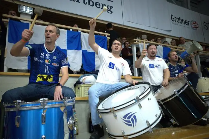 Fans und Unterstützer der Mannschaft heizten die Stimmung ordentlich ein, die Trommler untermalten jeden Punkt mit ohrenbetäubenden Paukenschlägen und so hat die Mannschaft von Trainer Markus Hirczy einen souveränen Start bei ihrer Premiere in der CEV Champions League hingelegt.