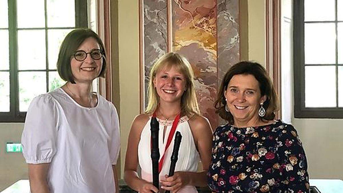 Lehrerin Susanne Modrej, Marlene Priker und Direktorin Sibylle Valentinitsch