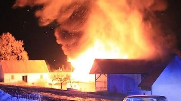 Das Wirtschaftsgebäude in Hartl stand Samstagabend in Vollbrand