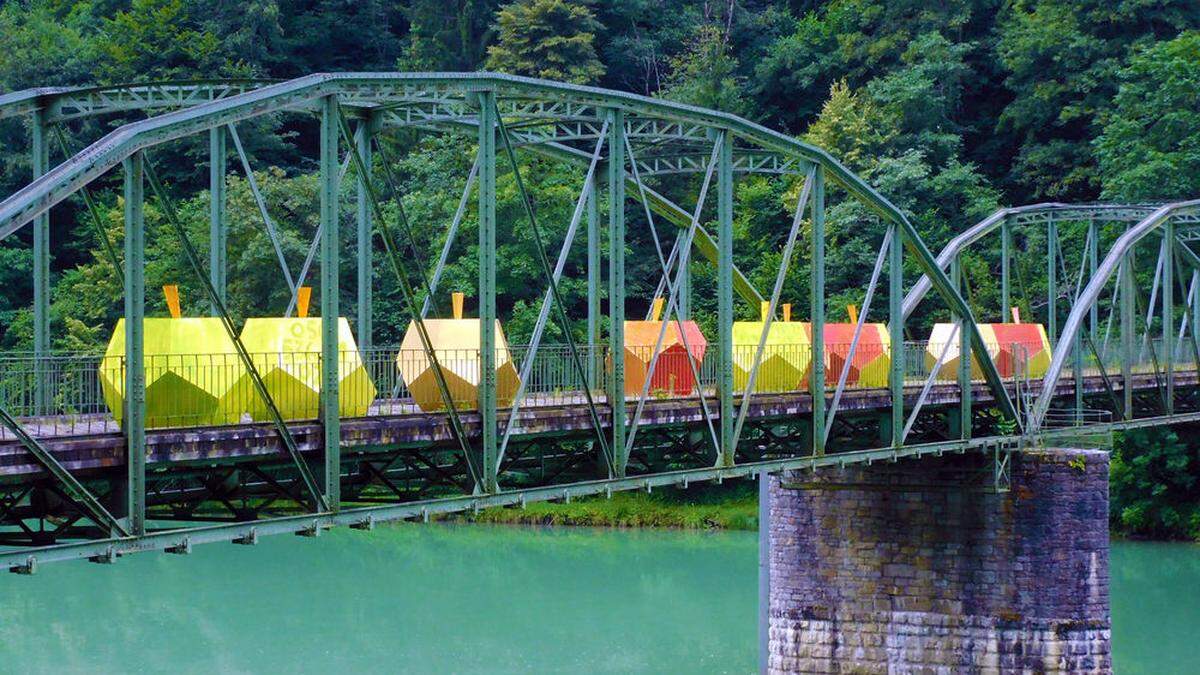 &quot;Verbotene Früchte&quot; von Alex Samyi auf der Lippitzbachbrücke bei Ruden/Bleiburg