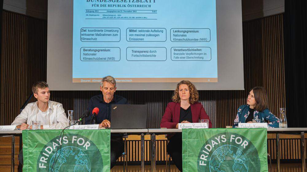 &quot;Wo bleibt das Klimaschutzgesetz?&quot;, fragen Philipp Steininger (Fridays for Future), Reinhard Steurer (Boku Wien), Katharina Rogenhofer (Sprecherin Klimavolksbegehren) und Michaela Krömer (Juristin)