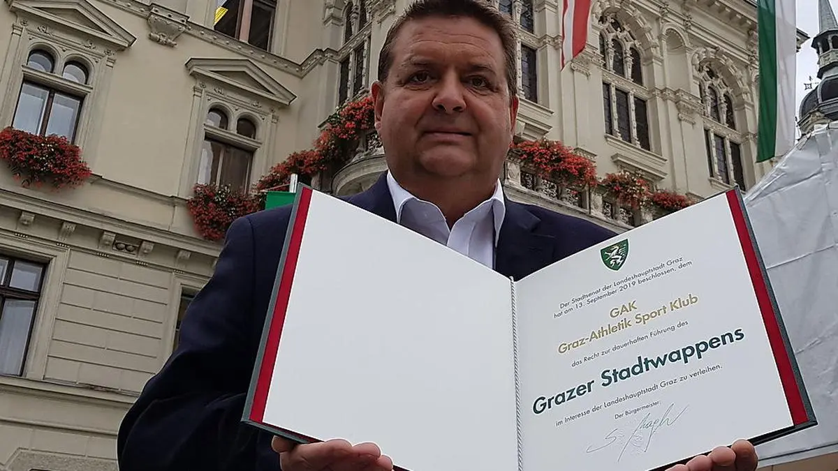 Harald Rannegger mit der städtischen Urkunde