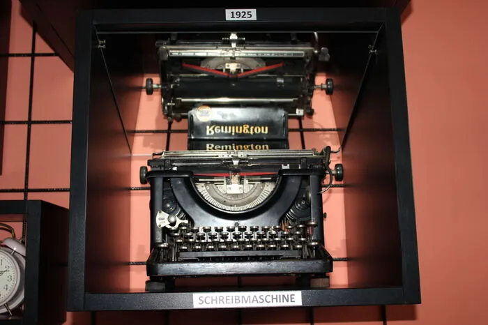 Gezeigt werden unter anderem diese Schreibmaschine aus dem Jahr 1925, die seinerzeit im Marktgemeindeamt Ligist zum Einsatz kam,...