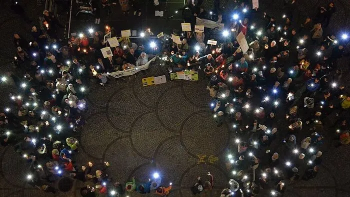 Zum Abschluss der Veranstaltung gab es ein Lichtermeer auf dem Kirchplatz in Hartberg