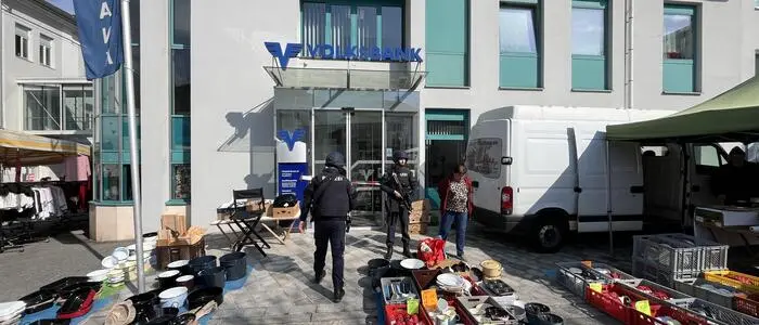 Ein Markt vor einer Bankfiliale | Der Bankräuber nutzte das Markttreiben vor der Filiale, um zu flüchten