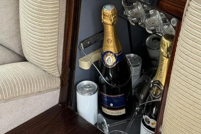 ... wie beispielsweise auf die noblen Mercedes Staatskarossen aus den Sechzigern, mit Kühlfach für das Gläschen Champagner.