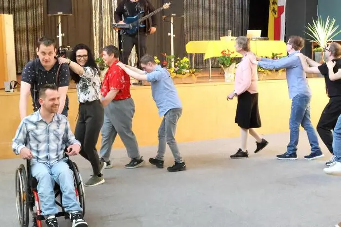 Mitgewirkt haben: die Musiker Armin Jöbstl und Remo Cesare (Foto), DJ „Profi Martin“ sowie der Chor der Mittelschule Harbach. 