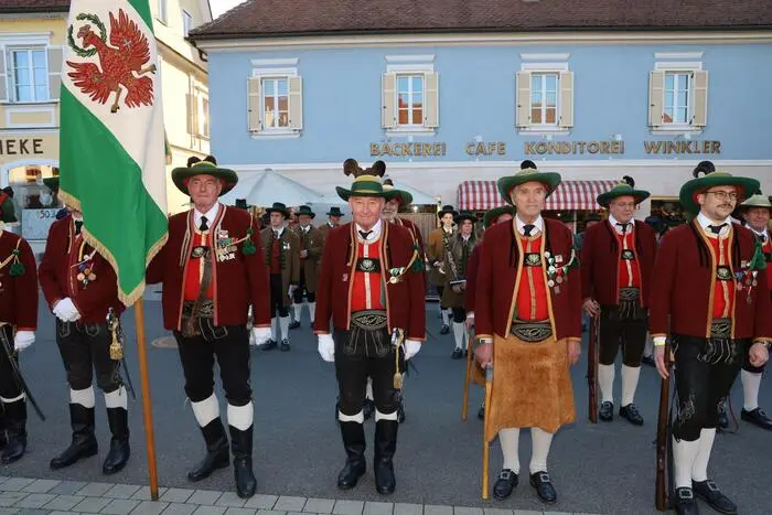 Als besonders attraktive Gäste, konnte die Schützenkompanie mit Musikkapelle aus Patsch in Tirol begrüßt werden. Sie gratulierten der jubilierenden Stadtkapelle mit Gewehrsalven und Kanonenschüssen.