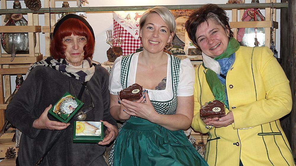 Raudisgund Tobias (l.) gestaltete die kunstvolle Verpackung der „Original Erzberg Torte“, Melanie Swatosch und Sandra Fahrsbacher (r.) waren kulinarisch kreativ