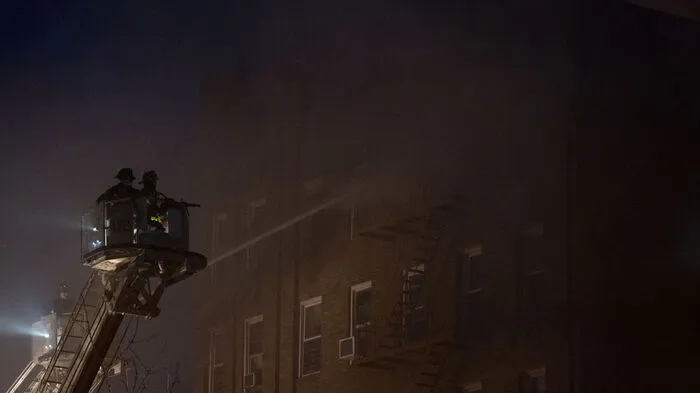 Beim Brand eines Wohnhauses im New Yorker Stadtteil Brooklyn sind am Mittwoch (Ortszeit) mindestens 23 Menschen verletzt worden.  