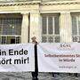 Transparente der 'Österreichischen Gesellschaft für ein humanes Lebensende' vor Beginn einer öffentlichen Verhandlung zum Verbot der Sterbehilfe