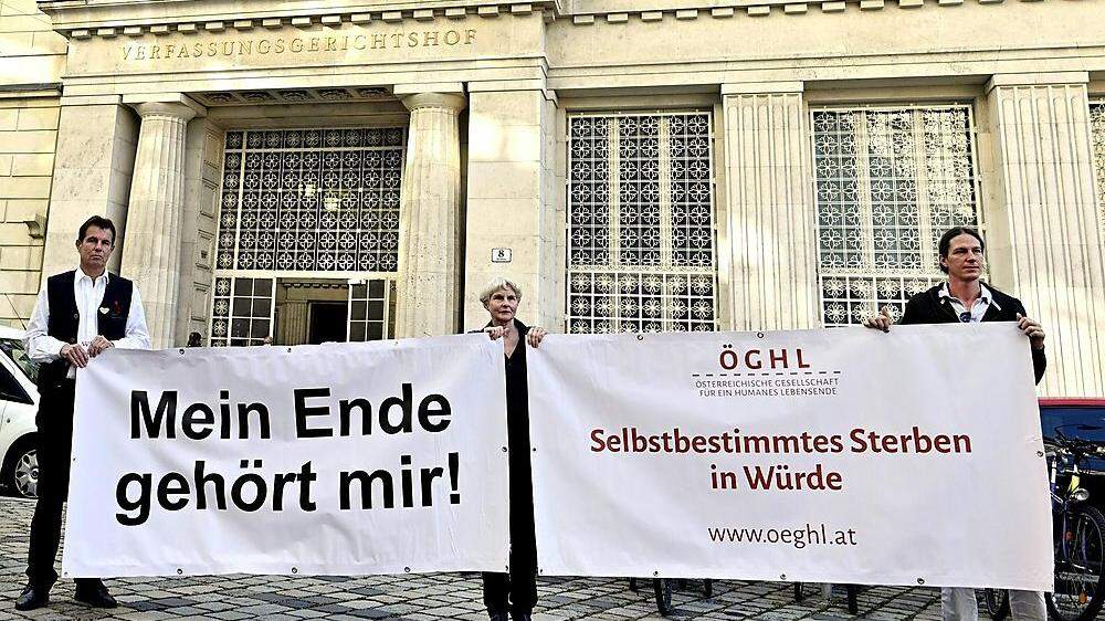 Transparente der 'Österreichischen Gesellschaft für ein humanes Lebensende' vor Beginn einer öffentlichen Verhandlung zum Verbot der Sterbehilfe