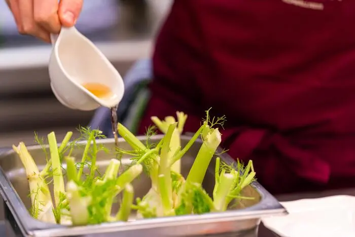 Der Fenchel wird eingeschnitten, mit Weißwein übergossen und gewürzt. Danach kommt er für eine halbe Stunde in den Ofen, fertig!