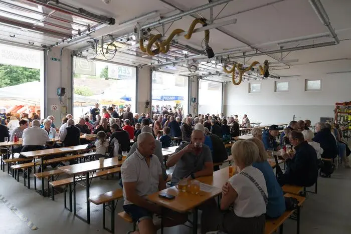 Im Rahmen des Festes wurden auch mehrere Mitglieder der Feuerwehr für ihre Verdienste geehrt. 
