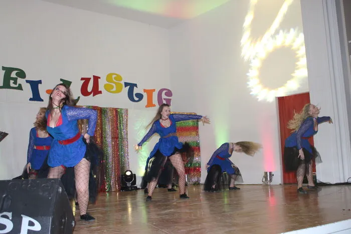 Mit Niveau, Stil, Eleganz, Präzision, Rhythmus... versteht es die Balettschule Covalec die St. Pauler Faschingssitzung zu komplementieren.