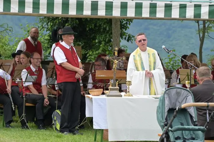 Eine festliche Heilige Messe, zelebriert von Stadtpfarrer Monsignore Markus Plöbst und musikalisch umrahmt vom Musikverein Wald am Schoberpass unter der Leitung von Kapellmeister Manfred Percht, bildet den Auftakt für das Kirchtagstreiben auf der Leobener Massenburg.