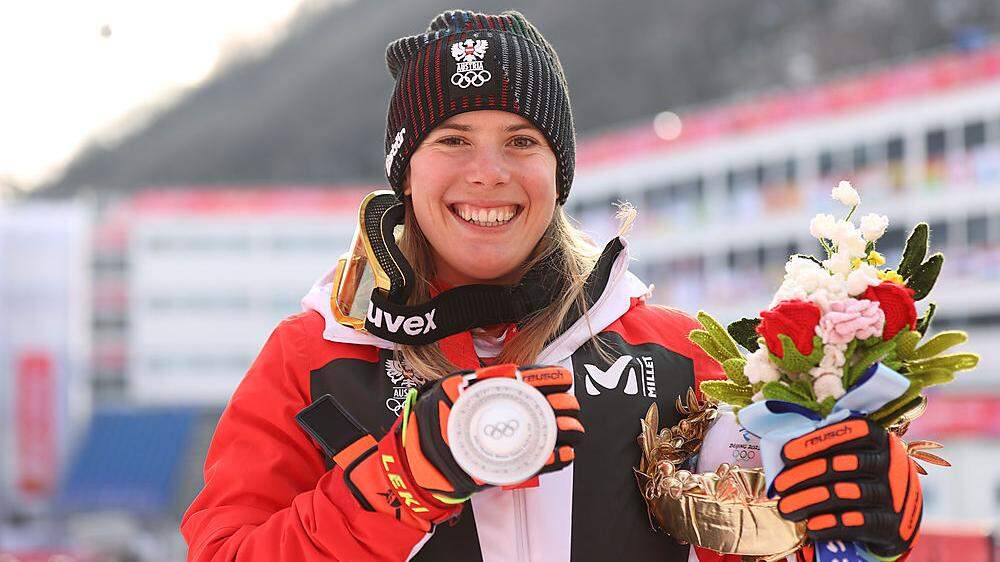 Katharina Liensberger strahlte in Yanqin über die Silbermedaille im Slalom