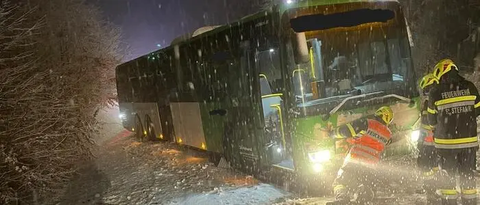 Ein Bus blieb kurz nach Mitternacht zwischen Kirchbach und St. Stefan im Rosental hängen und drohte abzurutschen. Er konnte gesichert und geborgen werden