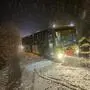 Ein Bus blieb kurz nach Mitternacht zwischen Kirchbach und St. Stefan im Rosental hängen und drohte abzurutschen. Er konnte gesichert und geborgen werden