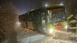 Ein Bus blieb kurz nach Mitternacht zwischen Kirchbach und St. Stefan im Rosental hängen und drohte abzurutschen. Er konnte gesichert und geborgen werden
