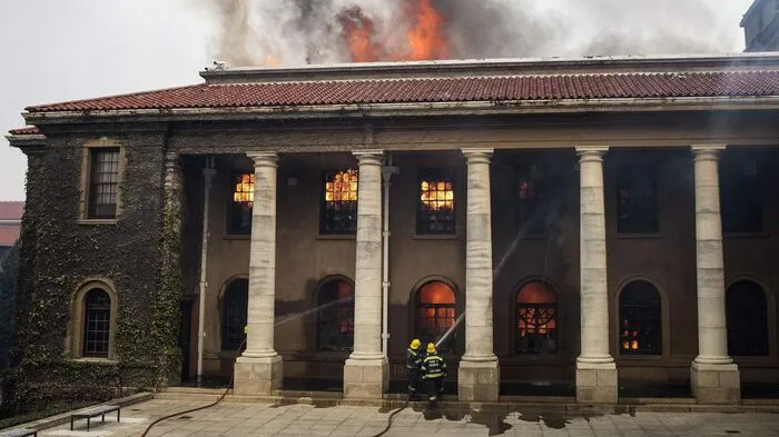 In Südafrikas Touristenmetropole Kapstadt kämpfen Feuerwehrleute gegen einen am Wochenende ausgebrochenen Großbrand.