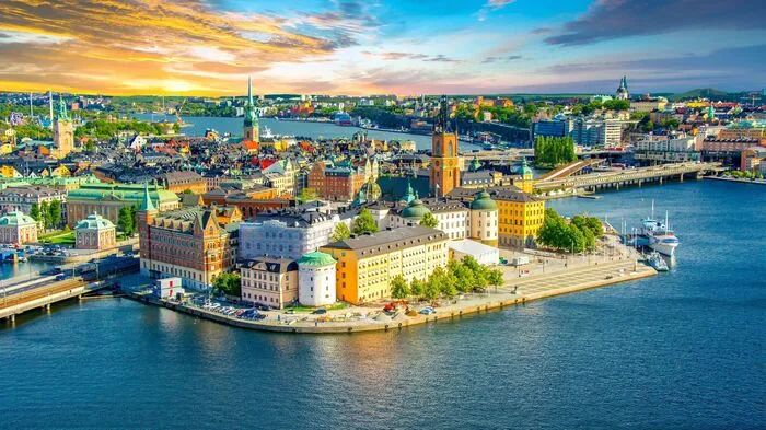 Es gibt Venedig, es gibt St. Petersburg oder Amsterdam. Aber auch Stockholm ist nahe am Wasser gebaut. Kein Wunder, 30 Prozent von Schwedens Hauptstadt, die sich wiederum aus 14 Inseln zusammensetzt, bestehen aus dem kühlen Nass.