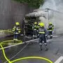 In Fahrtrichtung Spielfeld ist ein Lkw in Brand geraten