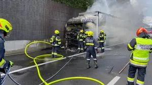 In Fahrtrichtung Spielfeld ist ein Lkw in Brand geraten
