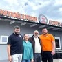 Eine Familie steht vor einem Kebab-Gebäude