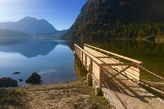 Vor dem Gasthaus gibt es auch einen Steg hin zum Altausseersee
