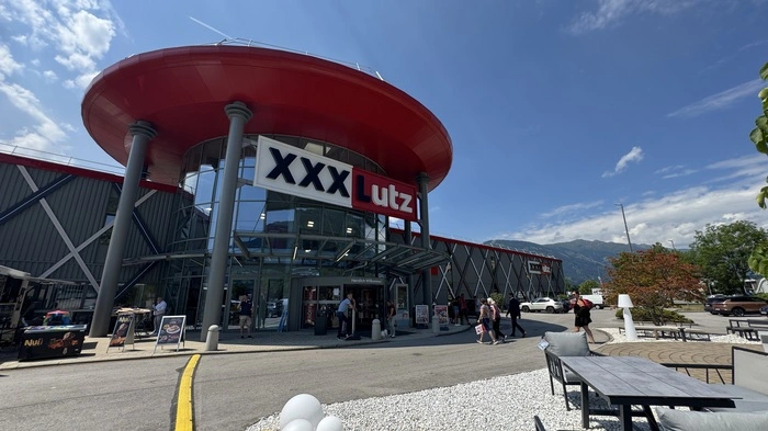 Die Feierlichkeiten zur Eröffnung starten ab Donnerstag, doch der neue XXXLutz in Nußdorf-Debant empfängt bereits die ersten Kundinnen und Kunden