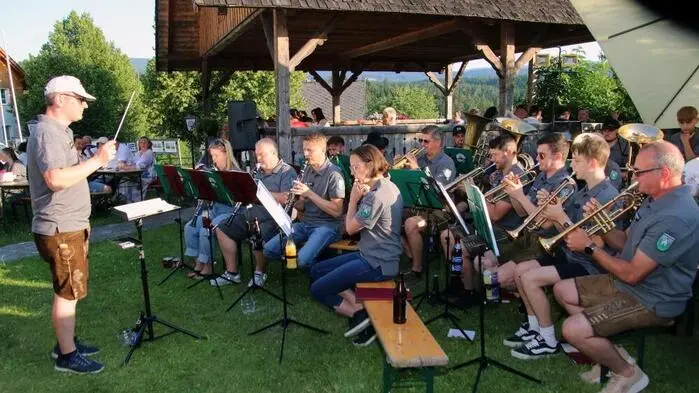 Er war bestens besucht, der Dämmerschoppen beim St. Martiner Hof, zu dem die Ortsmusikkapelle St. Martin am Wöllmißberg unter Obmann Markus Troger und Kapellmeister Robert Raudner am vergangenen Samstag geladen hatte.
