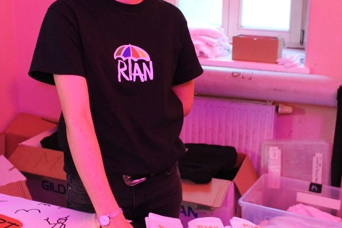 Rian gibt es auch zum Mitnehmen: Als T-Shirt, CD oder Socke