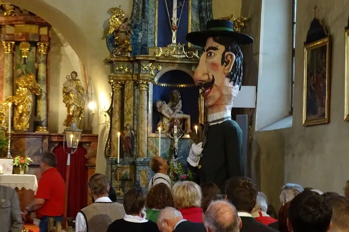 In der Kirche segnete Dechant Roland Ruthofer das Kreuz für den neu eingedeckten Kirchturm, das am 9. Juli angebracht wird.