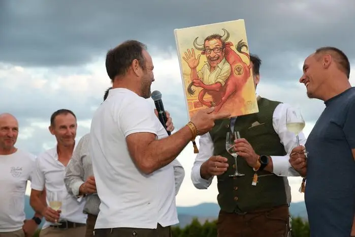 Um 16 Uhr begann der offizielle Teil des Festes. Es folgte ein buntes Programm mit vielen Höhepunkten. Wunderbare Kulinarik und emotionale Momente fehlten nicht bei den Feierlichkeiten. 