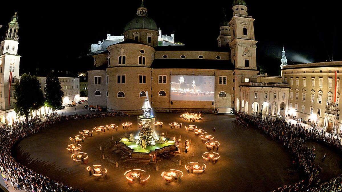 Der traditionelle Fackeltanz am Residenzplatz findet auch heuer wieder statt