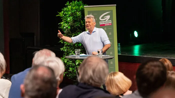 Vizekanzler und Grünen-Chef Werner Kogler knüpft mit der neuen Dialog-Tour an seiner alten Tour durch Gasthäuser an, als er 2015 versuchte, den Menschen den Hypo-Skandal pointiert zu erklären.