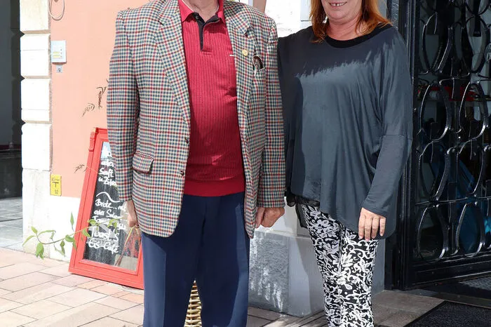 Genau vor 57 Jahren am 25. August 1965 hatte der Gastronom Viktor Schlatte seinen 1. Krämermarkttag und seinen 1. Tag als Jungunternehmer im "Buzzi Haus" am Hauptplatz in Feldkirchen. Hier mit seiner Tochter Belinda Schlatte bom Cafe "BellAntik" am Foto.