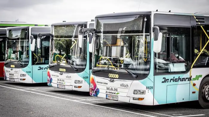 Drei Busse der Stadt Villach parken nebeneinander