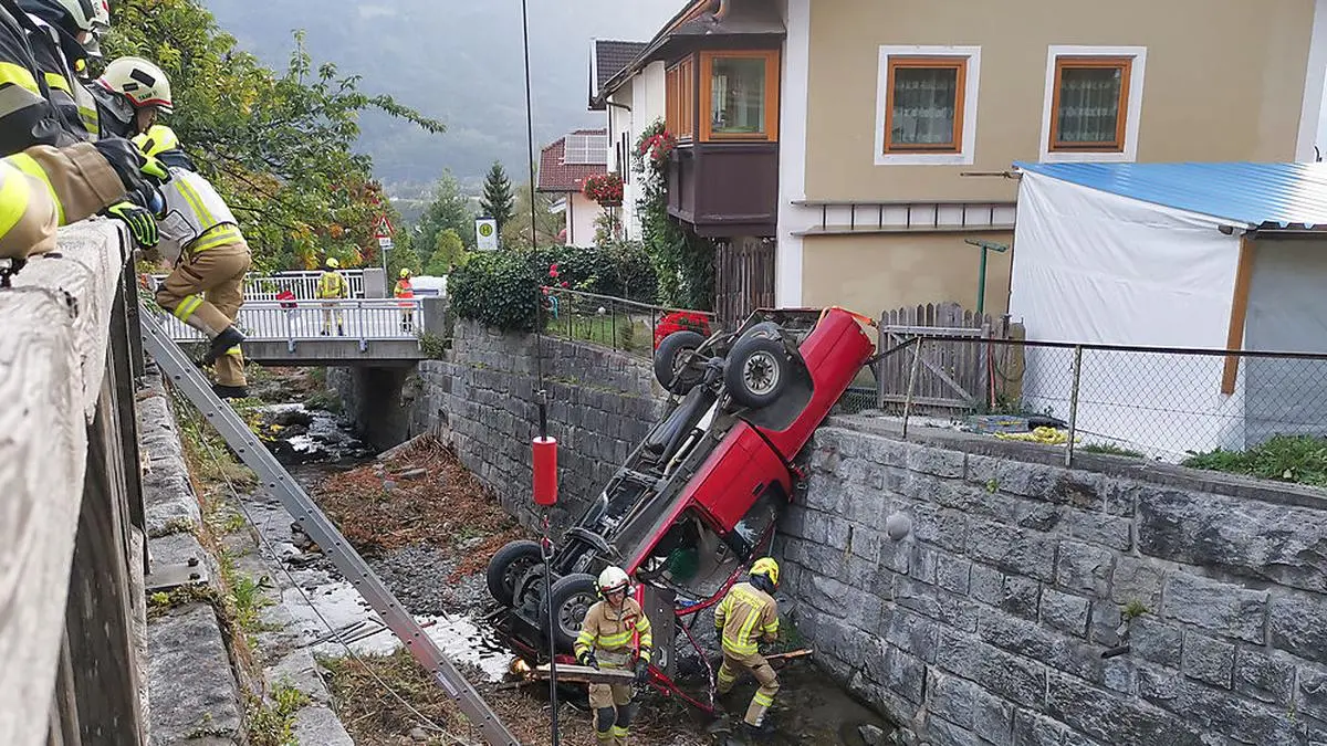 Das Fahrzeug kam auf dem Boden und der Einfassung des Bachbetts zum Liegen